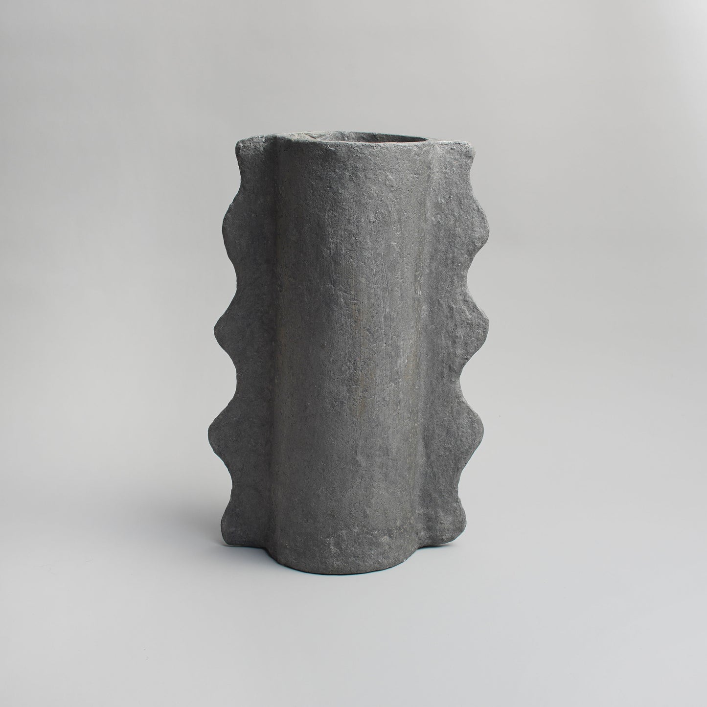Handcrafted Paper Pulp - Ligagasi Vase - Charcoal - Photo 1